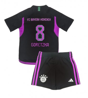 Maillot de foot Bayern Munich Leon Goretzka #8 Extérieur enfant 2023-24 Manches Courte (+ pantalon court)